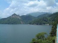 田子倉湖（奥は鬼ヶ面山）