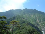 浅草岳山頂を望む