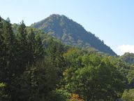 北側から遠望する唐倉山
