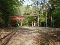 出羽神社の鳥居と駐車スペース